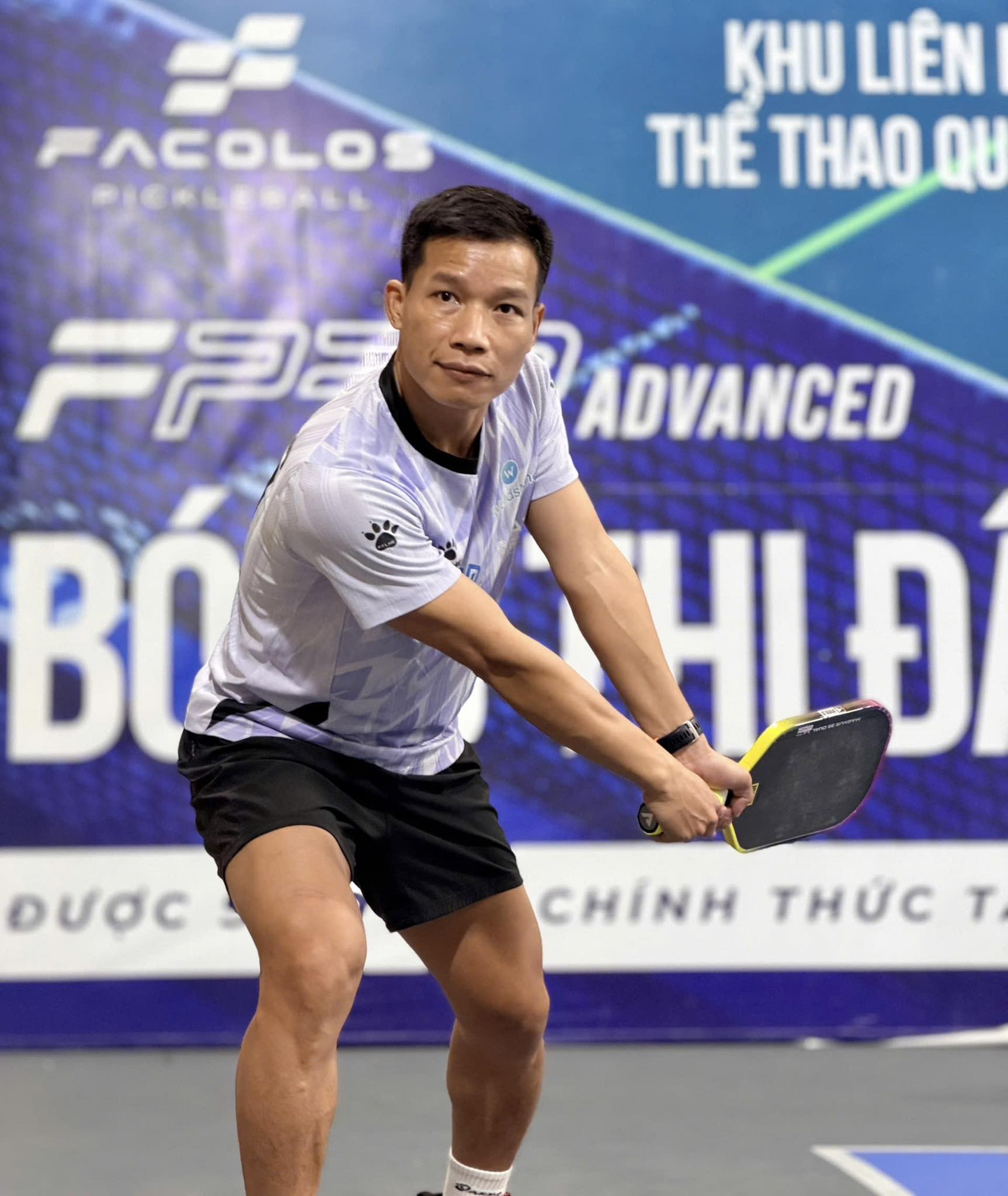 Coach Kim tư thế sẵn sàng trên sân pickleball