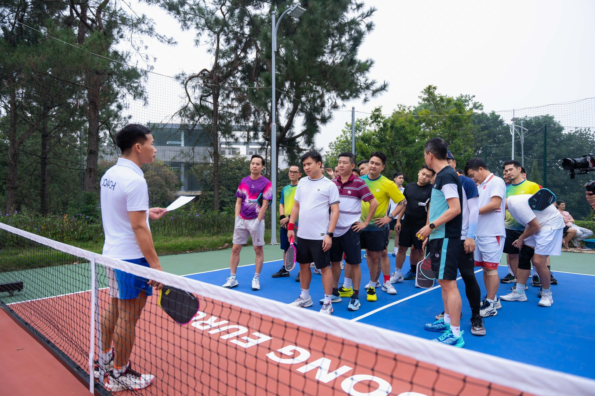 Coach Kim huấn luyện nhóm doanh nghiệp trên sân pickleball